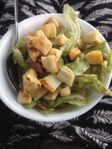 Salat mit Knoblauch-Croutons